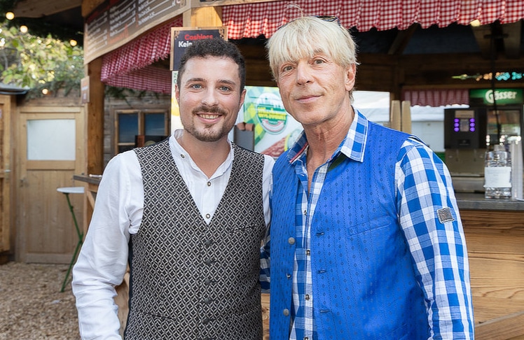 "Bauer sucht Frau"-Teilnehmer Johannes Höfinger (l.) und Society-Reporter Dominic Heinzl. © LEADERSNET / R. Brunhölzl