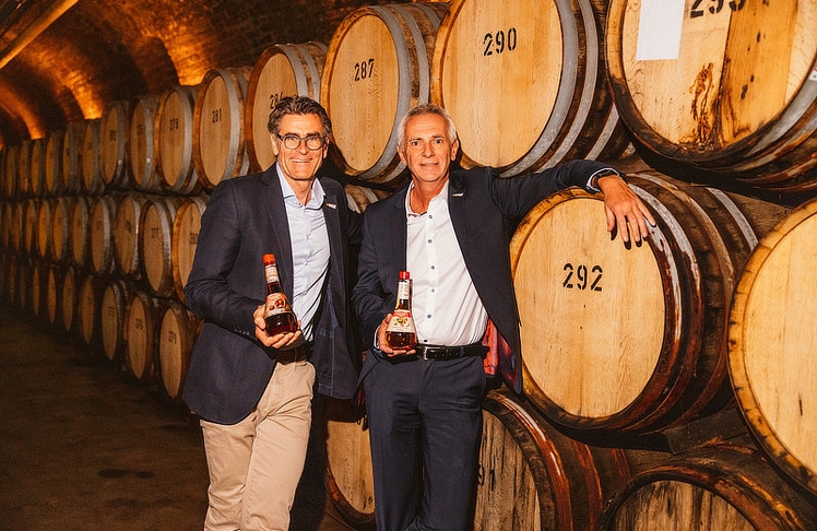Michael Durach (Geschäftsführer der Develey Senf & Feinkost GmbH) mit Jürgen Brettschneider (Geschäftsführer der Mautner Markhof Feinkost GmbH) im Barrique-Keller am Simmeringer Standort. © Florence Metzler