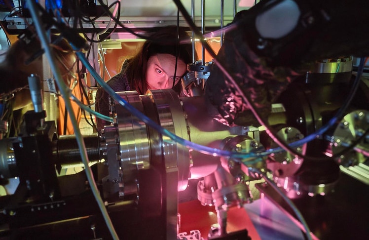 TU-Wien-Mitarbeiterin Juliette Schlachet-Lépinay bei der Justage eines Lasers hinter der Vakuumkammer, in der sich der Thoriumkristall befindet.