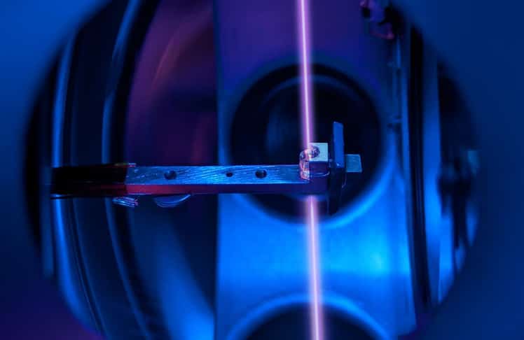 Der Laserstrahl regt die Thoriumkerne im Kristall an, die der Wiener Atomkernuhr als hochpräziser Taktgeber dienen.