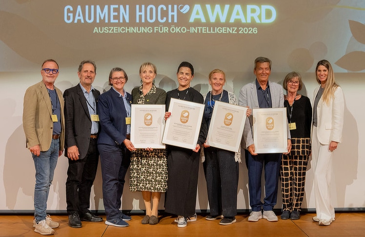 V.l.n.r.: Reinhold Gmeinbauer (Gaumen Hoch), Andreas Höritzauer (Obmann Demeter Österreich), Barbara Riegler (Bundesobfrau Bio Austria), Ulli Retter (Retter Bio-Natur-Resort), Marianne Daberer (Der Daberer – das Biohotel; stellvertretend für ihre Eltern), Elisabeth Kolarik (Luftburg – Kolarik im Prater), Otto und Margit Wandl (Biohotel Leutascherhof) und Alexandra Seyer-Gmeinbauer (Gaumen Hoch).