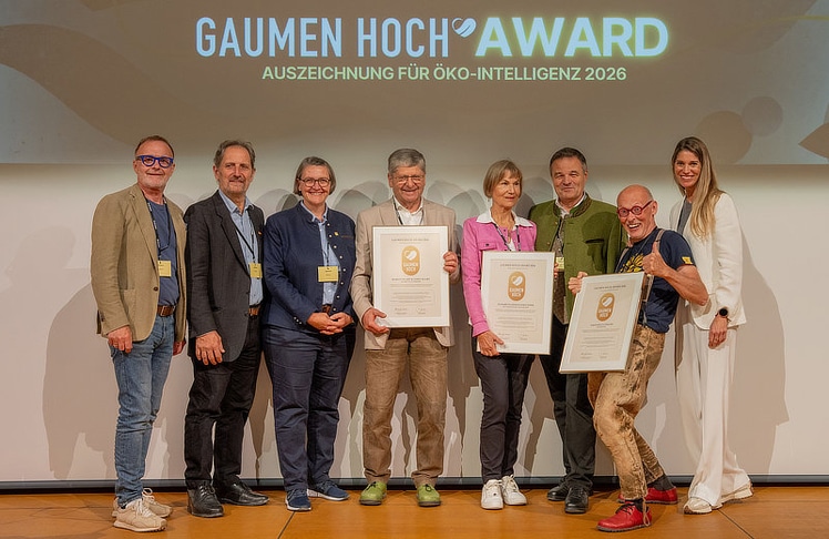 V.l.n.r.: Reinhold Gmeinbauer (Gaumen Hoch), Andreas Höritzauer (Obmann Demeter Österreich), Barbara Riegler (Bundesobfrau Bio Austria), Josef Nuart (Nuart vulgo Hafner), Elisabeth und Josef Eder (Bio-Hofbäckerei Mauracher), Johannes Gutmann (Sonnentor) und Alexandra Seyer-Gmeinbauer (Gaumen Hoch).
