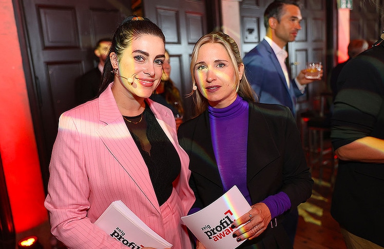 Durch den Abend führten Schauspielerin und Moderatorin Christiani Wetter (l.) sowie profil-Chefredakteurin und -Herausgeberin Anna Thalhammer.
