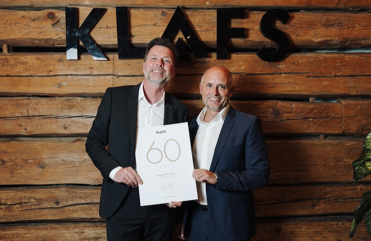 Klafs-Österreich-CEO Jürgen Klingenschmid (l.) und Frank Strobel, CSO Klafs Deutschland, diskutierten beim Jubiläumsfest über Vergangenheit und Zukunft des Unternehmens.