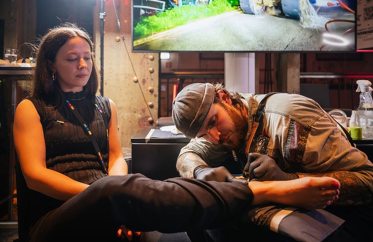 Abseits des offiziellen Programms hatten die Gäste die Möglichkeit, sich bei der Tattoo-Station ein permanentes Andenken an den Abend zu holen. © Raphael Fasching