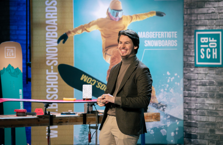 Leo Bischof pitchte sein Start-up Bischof Snowboard, das maßgefertigte Wintersportgeräte produziert. © Puls 4 / Gerry Frank