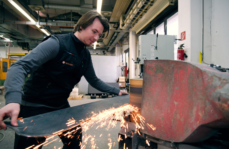 Die Snowboards werden mittels Online-Konfigurator auf den:die Kund:in angepasst und anschließend innerhalb weniger Tage produziert. © Andre Fritz