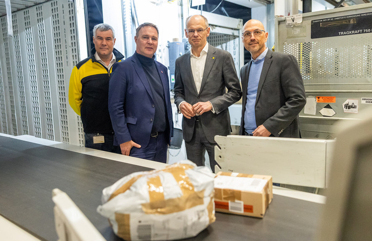 V.l.n.r.: Christoph Hadek (Leiter Logistikzentren Ost, Österreichische Post AG), Andreas Babler (Vizekanzler der Republik Österreich), Walter Oblin (Generaldirektor der Österreichischen Post AG) und Richard Köhler (Bundesvorsitzender der Gewerkschaft der Post- und Fernmeldebediensteten (GPF)).