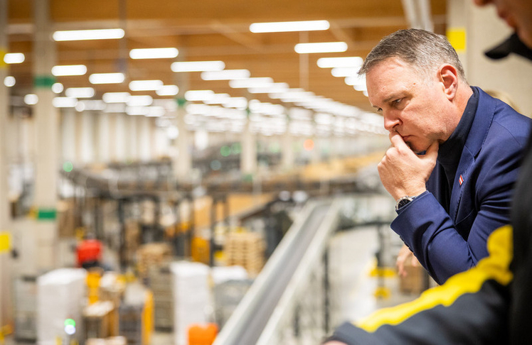 Andreas Babler (Vizekanzler der Republik Österreich) bei der Besichtigung des Post-Logistikzentrums in Wien-Inzersdorf.