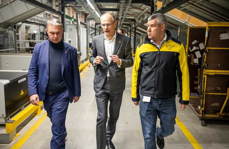 V.l.n.r.: Andreas Babler (Vizekanzler der Republik Österreich), Walter Oblin (Generaldirektor der Österreichischen Post AG) und Christoph Hadek (Leiter Logistikzentren Ost, Österreichische Post AG).