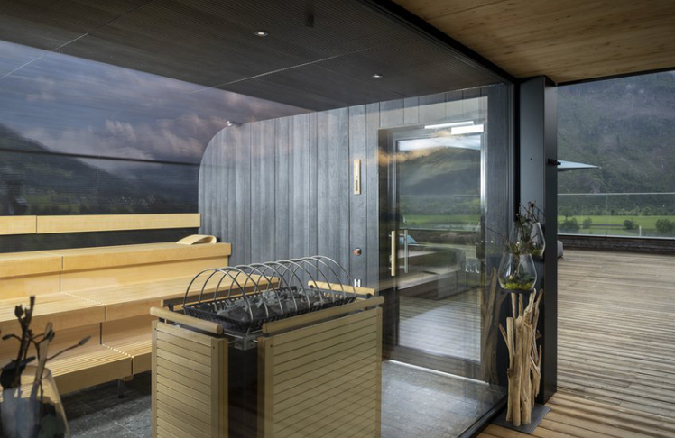 Auf dem Dach der Sportresidenz gelegen und wortwörtlich über den Dingen schwebend birgt die Sky Sauna neue Perspektiven auf das Zillertal .