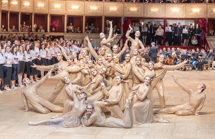 Das Wiener Staatsballett eröffnet mit "The Carousel Waltz" in Kostümen von Giorgio Armani. © LEADERSNET/C. Mikes
