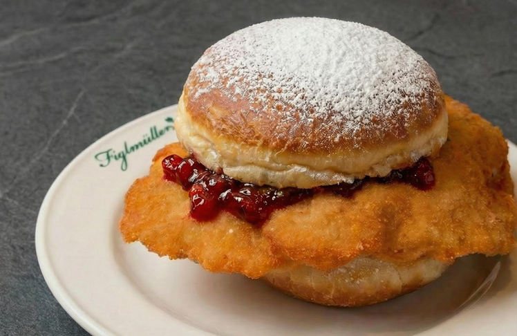 Wenn Figlmüller und DerMann gemeinsame Sache machen, entsteht eine Neuinterpretation des Fasching-Klassikers mit Schnitzel und Preiselbeermarmelade. 