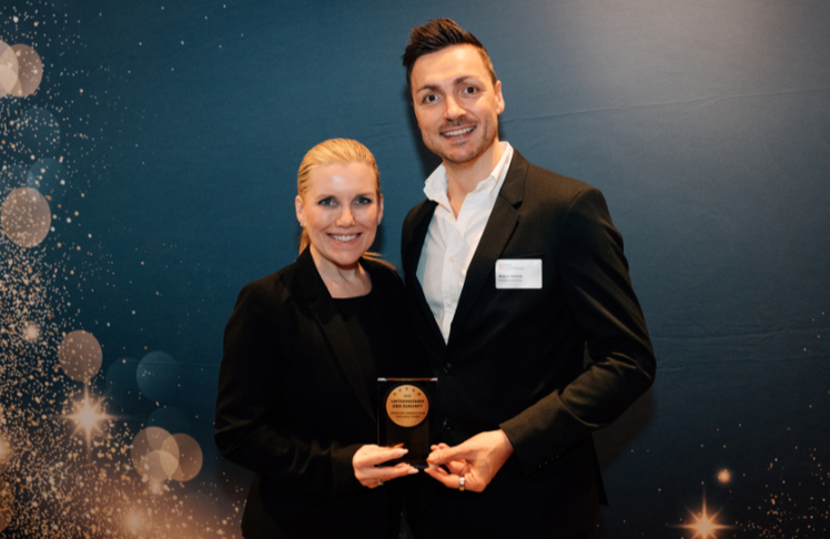 Tanja Hacker (CEO und Gründerin) und Robert Schöne (Vorstand Chapter Hamburg) nahmen die Auszeichnung für den Premium Leaders Club entgegen.