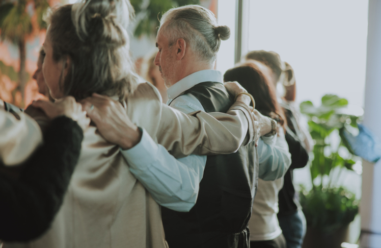 Das Einbeziehen seines Teams sowie strukturierte Reflexionsschleifen können helfen, neue Perspektiven zu erhalten.