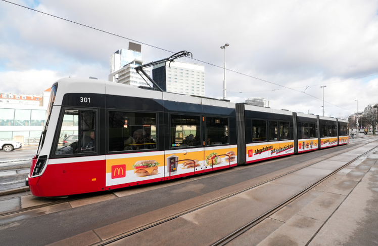 Als erste Marke überhaupt nutzt McDonald's den neuen Flexity als mobile Werbefläche. 