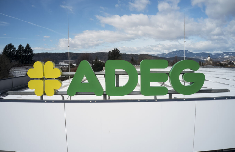 Auf elf ehemaligen Unimarkt-Supermärkten wurde dieser Tage das Adeg-Logo montiert. 