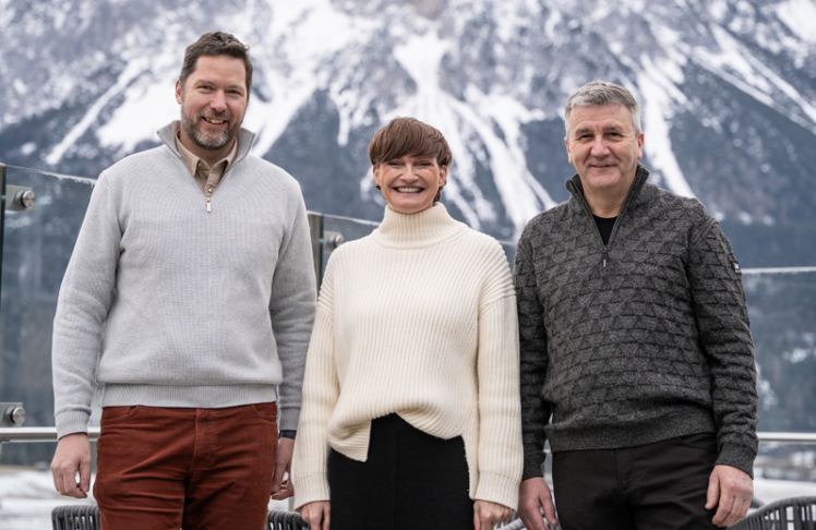 V.l.n.r.: Björn Scherer (Geschäftsführer Tiroler Zugspitz Arena), Astrid Steharnig-Staudinger (Geschäftsführerin Österreich Werbung) und Theo Zoller (Obmann Tiroler Zugspitz Arena) © Tiroler Zugspitz Arena