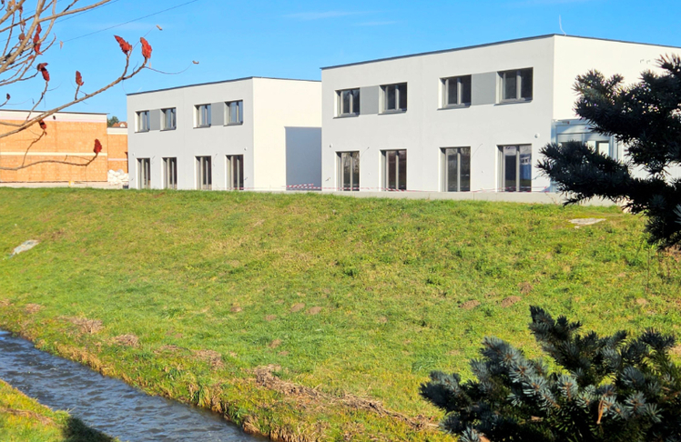 Die insgesamt 16 Doppelhaushälften sind zwischen 106 und 120 Quadratmeter groß © IC