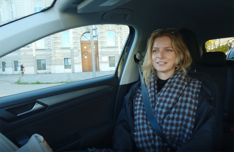 Alina Nikolaou im PwC Wirtschaftstaxi