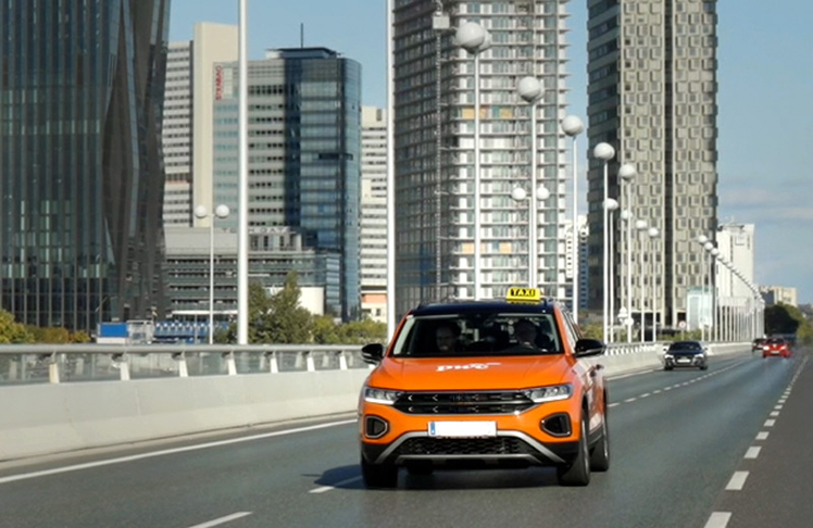 Das leuchtend orange PwC Wirtschaftstaxi