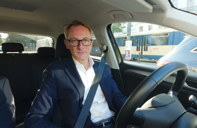 Rudolf Krickl am Steuer des PwC Wirtschaftstaxis