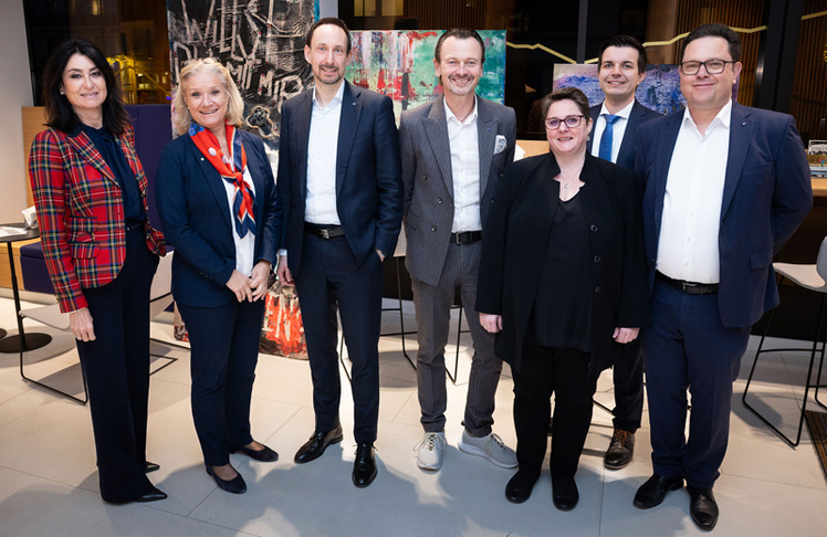 Markus Binder (3.v.l.), Hypo Tirol Leiter & Team Hypo Tirol Niederlassung Wien, mit Gästen.