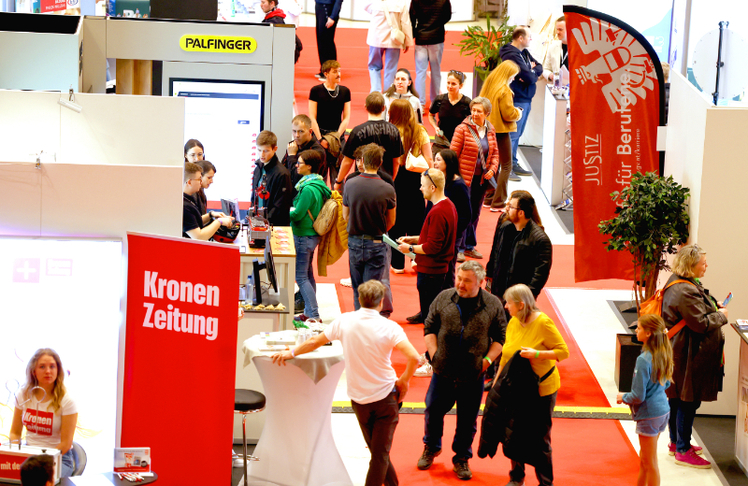 Zahlreiche Besucher:innen nutzten die Gelegenheit, sich über Karrierechancen und neue berufliche Perspektiven zu informieren – unter anderem am Stand des Unternehmens Palfinger © barlagmessen