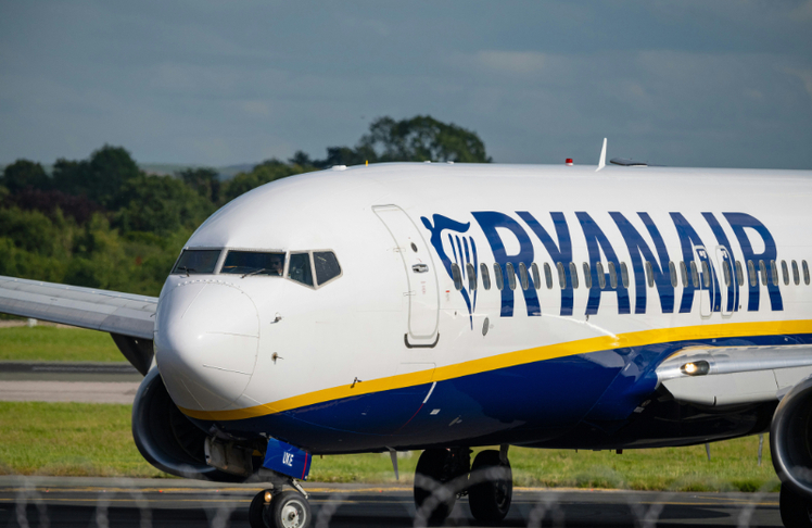 Sollte Ryanair die offene Forderung nicht begleichen, könnte das Flugzeug beschlagnahmt und versteigert werden. (Symbolbild) © Unsplash / Gabor Koszegi