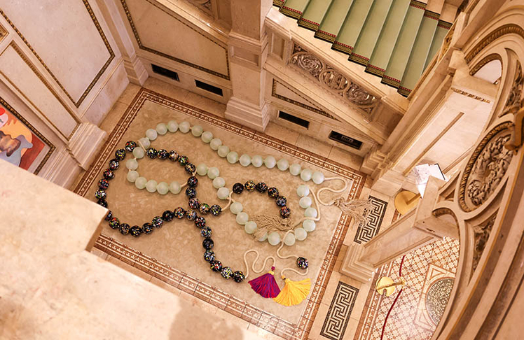 Das installierte Kunstwerk "Unus Mundus" von Michaela Ghisetti, nachdem Kunsttrans es in die Oper gebracht hat. © Katharina Schiffl