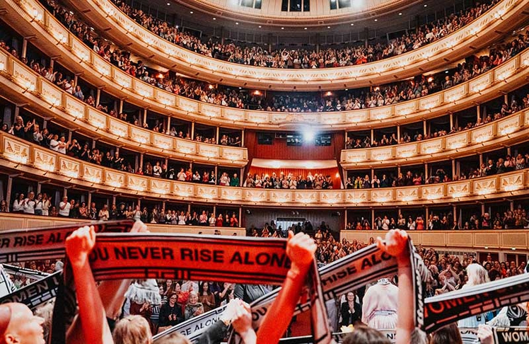 Der Blick von der Bühne in den vollen Zuschauerinnenraum. © Julia Oberhauser