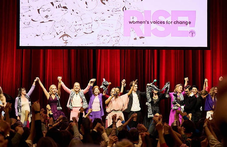 Künstlerinnen und Moderatorinnen des Vormittags Lilian Klebow und Theresa Vogl beim Abschlussapplaus. © Petra Rautenstrauch