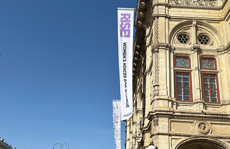 Die "Rise!" Flagge an der Staatsoper © Kunsttrans