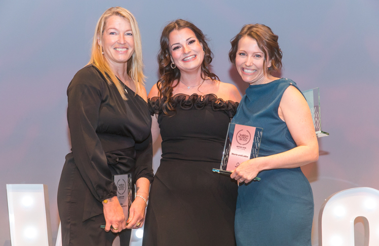 Die Gewinner:innen der Kategorie "Freie Trauung" (v.l.n.r.): Alexandra König ("Die Wortmanufaktur", 2. Platz), Michelle Stadlhuber ("Trauworte", 1. Platz) und Nina Missethon ("Worte und Liebe", 3. Platz).