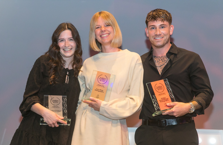Die Gewinner:innen der Kategorie "Fotografie: Reportage" (v.l.n.r.): Selina Schöberl ("Selina Schöberl", 2. Platz), Polly Rola ("Ivory Rose Photography", 1. Platz) und Philipp Schölmberger ("Philipp Schölmberger Photography", 3. Platz).
