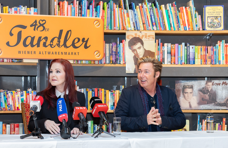 Priscilla Presley und Dennis Jale bei der Eröffnung der "Elvis & Priscilla"-Ausstellung. 