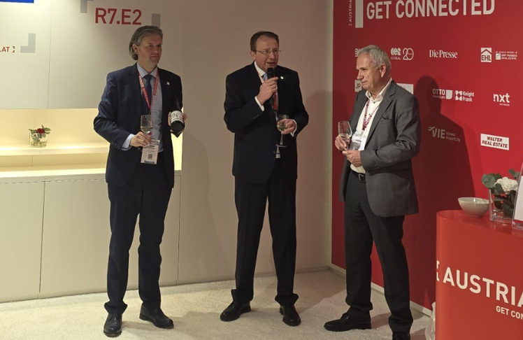 V.l.n.r.: Dominik Mesner (Vermessung Schubert, St. Pölten), Matthias Stadler (Bürgermeister von St. Pölten) und Ludwig Holzer (GF Winzer Krems) © LEADERSNET