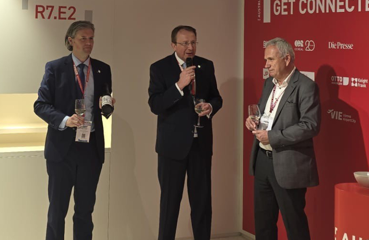 V.l.n.r.: Dominik Mesner (Vermessung Schubert, St. Pölten), Matthias Stadler (Bürgermeister von St. Pölten) und Ludwig Holzer (GF Winzer Krems) © LEADERSNET