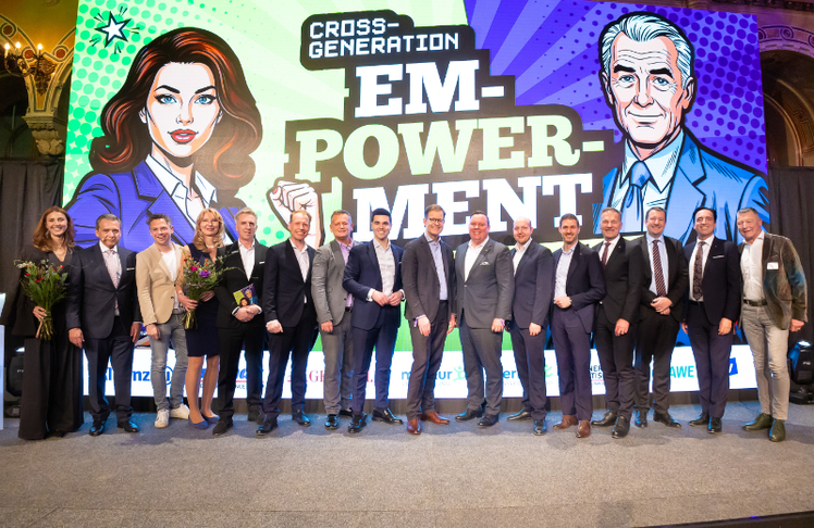 V.l.n.r.: Anna Ludl (PR-Ausschussvorsitzende FG Wiener Versicherungsmakler), Helmut Mojescick (FG Obmann Wiener Versicherungsmakler WKW), Philipp Maderthaner (Unternehmer und Keynote-Speaker), Petra Ibounig (GF Fachgruppe Wiener Versicherungsmakler), Walter Rimpl (CEO Check leasing), Sven Rabe (Vorstand VAV Versicherung), Thomas Neusiedler (Vorstandsvorsitzender Helvetia Österreich AG), Franz Josef Zeiler (Vorstand Donau Versicherung), Philipp Wassenberg (Vorstand Ergo), Markus Spellmeyer (Vertriebsvorstand Merkur Versicherung AG), René Brandstötter (Vorstand Allianz Versicherung AG), Stefan Wukovitsch (Vorstand NV – Niederösterreichische Versicherung), Reinhard Pohn (Vorstand Generali AG), Gregor Pilgram (CEO Generali AG), Werner Panhauser (Vorstand Helvetia Österreich AG) und Alfred Ebert (GF Global) © LEADERSNET/C. Mikes