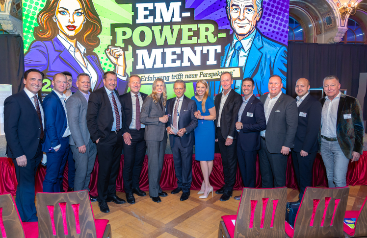 V.l.n.r.: Werner Panhauser (Vorstand Helvetia Österreich AG), Wolfgang Petschko (Vorstand Donau Versicherung AG), Franz Josef Zeiler (Vorstand Donau Versicherung AG), Thomas Neusiedler (Vorstandsvorsitzender Helvetia Österreich AG), Gregor Pilgram (CEO Generali AG), Reinhard Pohn (Vorstand Generali AG(, Sonja Brandtmayer (GD-Stv. Wiener Städtische Versicherung AG), Helmut Mojescick (FG-Obmann Wiener Versicherungsmakler) Nena Brockhaus (Journalistin und Keynote-Speakerin), Erwin Mollnhuber (Vorstand Zurich), Stefan Wukovitsch (Vorstand NV – Niederösterreichische Versicherung), Markus Spellmeyer (Vertriebsvorstand Merkur Versicherung AG), René Brandstötter (Vorstand Allianz Versicherung AG) und Alfred Ebert (GF Global) © LEADERSNET/C. Mikes