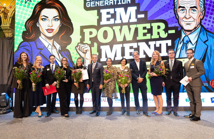 Hammurabi-Preisverleihung (v.l.n.r.): Anna Ludl (FG Wiener Versicherungsmakler), Sandra Kronberger (Moderatorin des Abends), Samuel Loibl (2. Platz Hammurabi-Verleihung), Hannah Altrichter (1. Platz Hammurabi-Verleihung), Julia Pfennich (3. Platz Hammurabi-Verleihung), Helmut Mojescick (FG-Obmann Wiener Versicherungsmakler, WKW), Sandra Thornton-Klein (Jurymitglied), Martin Kwauka (Jurymitglied), Petra Ibounig (Geschäftsführerin FG Wiener Versicherungsmakler), Moritz Zoppel (WU-Wien und Juryvorsitzender) und Matthias Lang (FG Wiener Versicherungsmakler) © LEADERSNET/C. Mikes