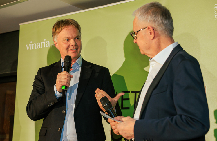 Niederösterreich Werbung-Geschäftsführer Michael Duscher (l.) hob im Gespräch mit Festival-Veranstalter und Verleger von "Vinaria" Erwin Goldfuss die kulinarische Bedeutung des Bundeslandes hervor.