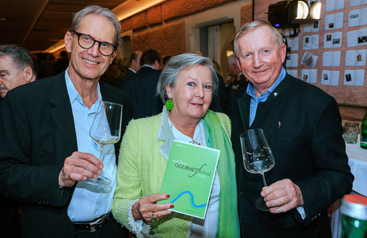 V.l.n.r.: "Vinaria"-Lebenswerk-Preisträger Willi Bründlmayer, Kulinarik-Legende Lisl Wagner-Bacher und "Vinaria"-Lebenswerk-Preisträger Franz Hirtzberger.