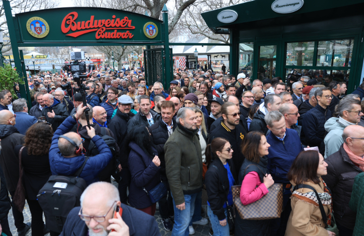 Zahlreiche Stammgäste und prominente Gesichter wollten sich die Eröffnung nicht entgehen lassen. © Peter Tomschi