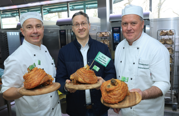 Hausherr Karl Hans Kolarik (Mitte) und sein Team mit den ersten Stelzen der Saison. © Peter Tomschi