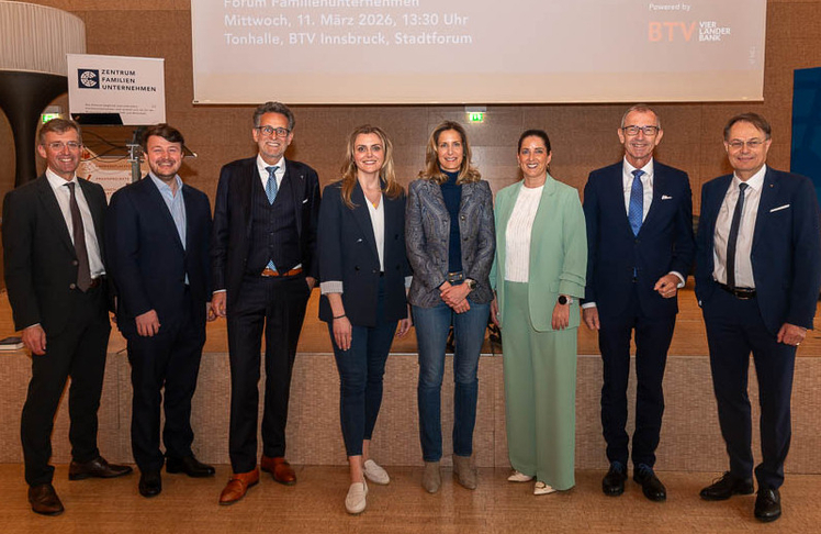 V.l.n.r.: Alexander Rieper (Geschäftsführer der A. Rieper AG und Präsident des Unternehmerverbands Südtirol), Eduard Fröschl (Fröschl AG & Co. KG sowie Bundesvorsitzender der Jungen Industrie), Gerhard Burtscher (Vorstandsvorsitzender der BTV AG), Daniela Gruber (Geschäftsführerin der Silberquelle GmbH), Evelyn Kirchmaier (Generaldirektorin von Markas Srl und Vizepräsidentin des Unternehmerverbands Südtirol), Anita Zehrer (Leiterin des Zentrums Familienunternehmen am MCI), Andreas Altmann (Rektor MCI - Die Unternehmerische Hochschule) und Gerhard Drexel (Aufsichtsratsvorsitzender der Spar AG).