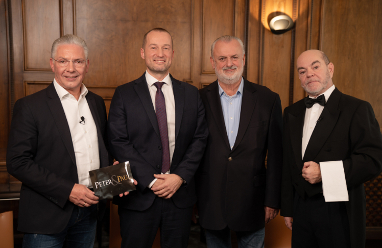 V.l.n.r.: Paul Leitenmüller (CEO Opinion Leaders Network), Zsolt Juhasz (General Manager Westfield), Peter Engert (Geschäftsführer der ÖGNI) und Oberkellner Peter Müller.