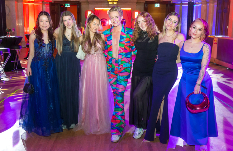 Auch Influencer:innen wie Michael Karl Skopek (@michi_skopek; Mitte) und Hanna Niedrist (@austriasginger; 3.v.r.) ließen sich den Ball nicht entgehen.