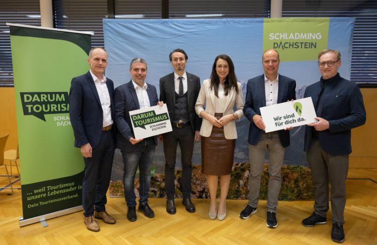 V.l.n.r.: Herbert Kolb (Vorstandsdirektor Raiffeisenbank Schladming-Gröbming), Christian Hollinger (Leiter WKO Regionalstelle Ennstal/Salzkammergut), Ewald Verhounig (Leiter Institut für Wirtschafts- und Standortentwicklung der WKO Steiermark), Moderatorin Claudia Aichhorn-Edler, Mathias Schattleitner (Geschäftsführer Schladming-Dachstein) und Andreas Keinprecht (Vorsitzender Schladming-Dachstein).