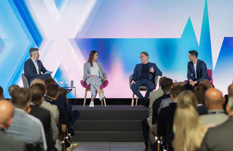 Paneldiskussion mit (v.l.n.r.) Christian Traunwieser (Moderator/Magenta), Viktoria Schnaderbeck (Ex-ÖFB-Kapitänin), Ralf Rangnick (ÖFB-Teamchef) und Stefan Oesen (Leiter ÖFB-Spielanalyse) © LEADERSNET/S. Oblak